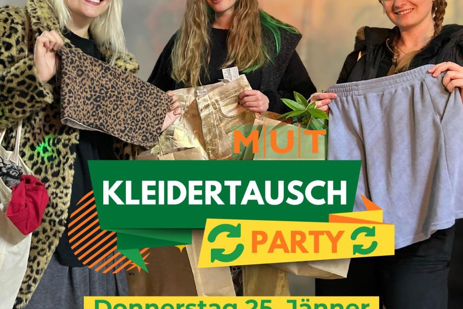 Drei Frauen posieren mit Kleidung und Taschen für eine „Kleidertauschparty“ des Vereins MUT am 25. Januar 2024.