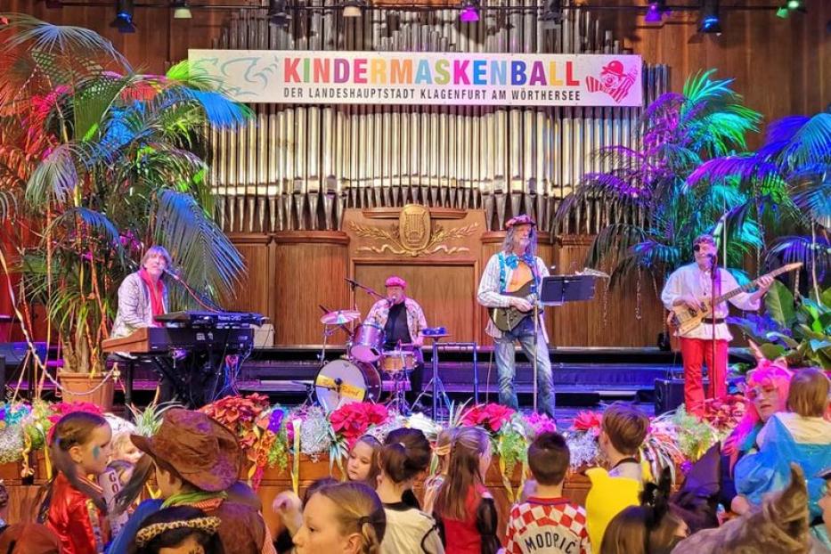 Eine Band spielt auf der Bühne bei einem KinderMaskenBall in Klagenfurt am Wörthersee.