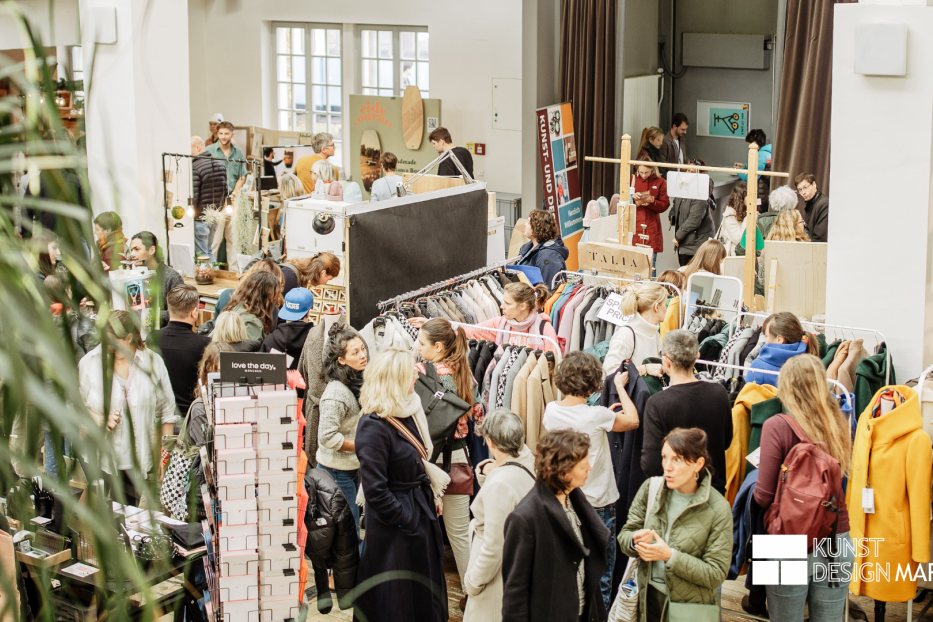Besucher auf einem Kunst- und Designmarkt in Salzburg.