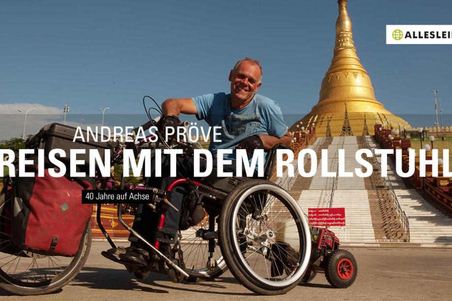 Andreas Pröve reist mit dem Rollstuhl vor einer goldenen Pagode.