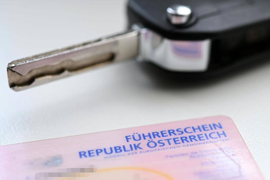 ++ THEMENBILD ++ SCHECKKARTENFÜHRERSCHEIN / FÜHRERSCHEIN