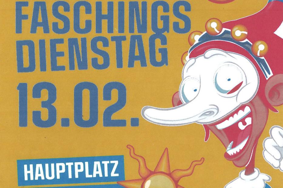 Ein Faschingsplakat mit einem lachenden Narren und der Ankündigung für Faschingsdienstag, den 13.02. auf dem Hauptplatz.