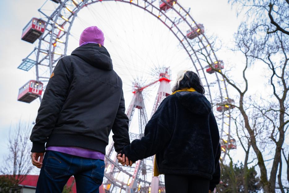 Ein Paar vor dem Riesenrad.