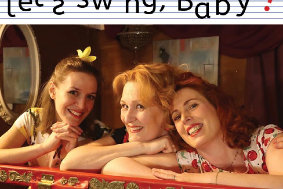 Drei lächelnde Frauen im Retro-Look posieren vor einem roten Geländer.
