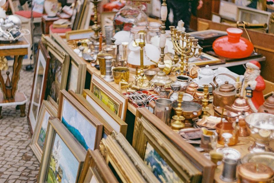 Gegenstände bei einem Flohmarktstand.