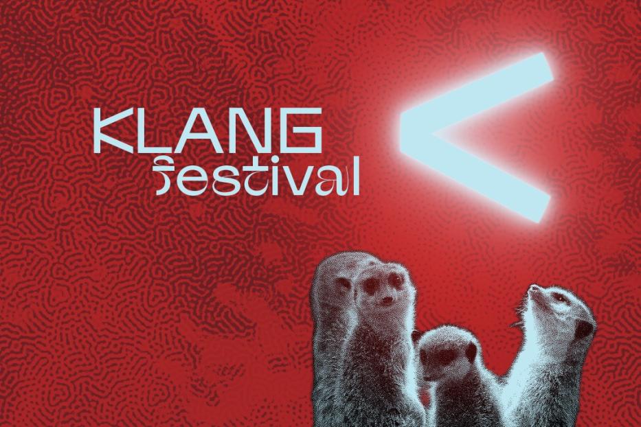 Eine Gruppe Erdmännchen vor einem roten Hintergrund mit dem Schriftzug „Klang Festival“.