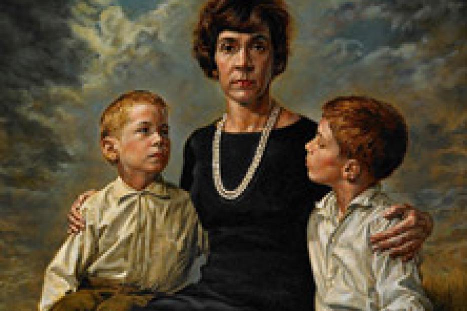 Eine Frau mit zwei Jungen vor einem dramatischen Himmel.