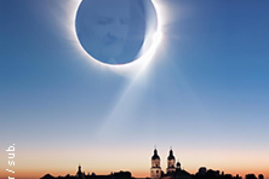 Eine totale Sonnenfinsternis über einem Gebäude mit Türmen.