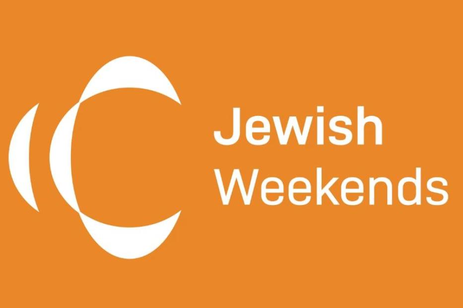 Das Logo von Jewish Weekends auf einem orangefarbenen Hintergrund.