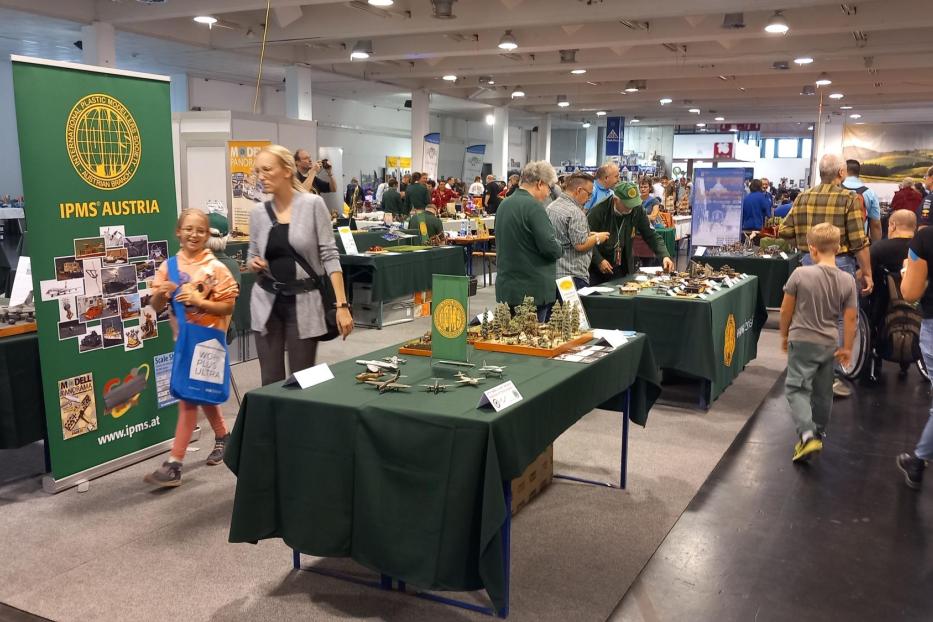 Besucher auf einer Modellbauausstellung von IPMS Austria.
