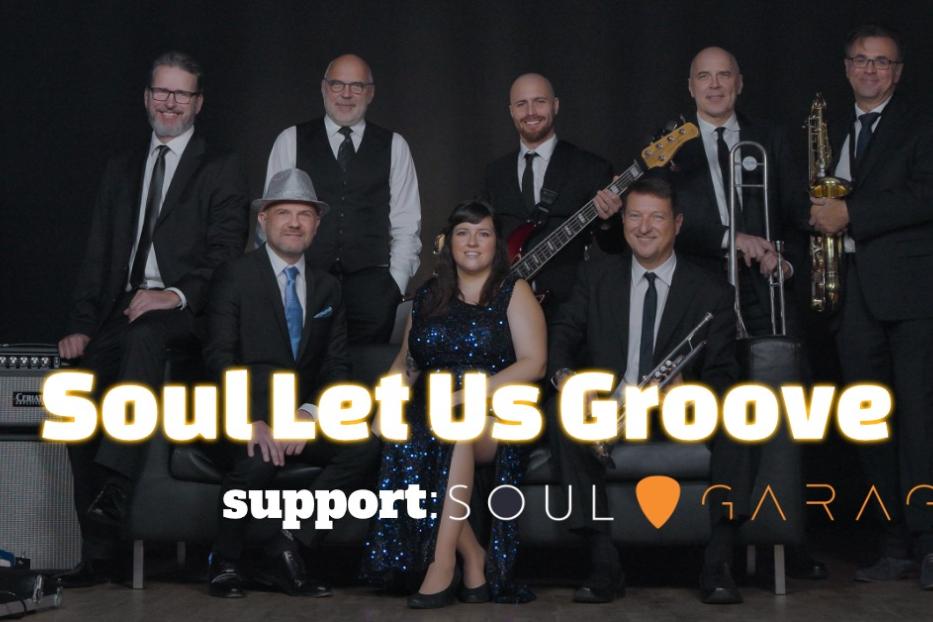 Die Band Soul Let Us Groove posiert mit Blasinstrumenten und Gitarren für ein Gruppenfoto.