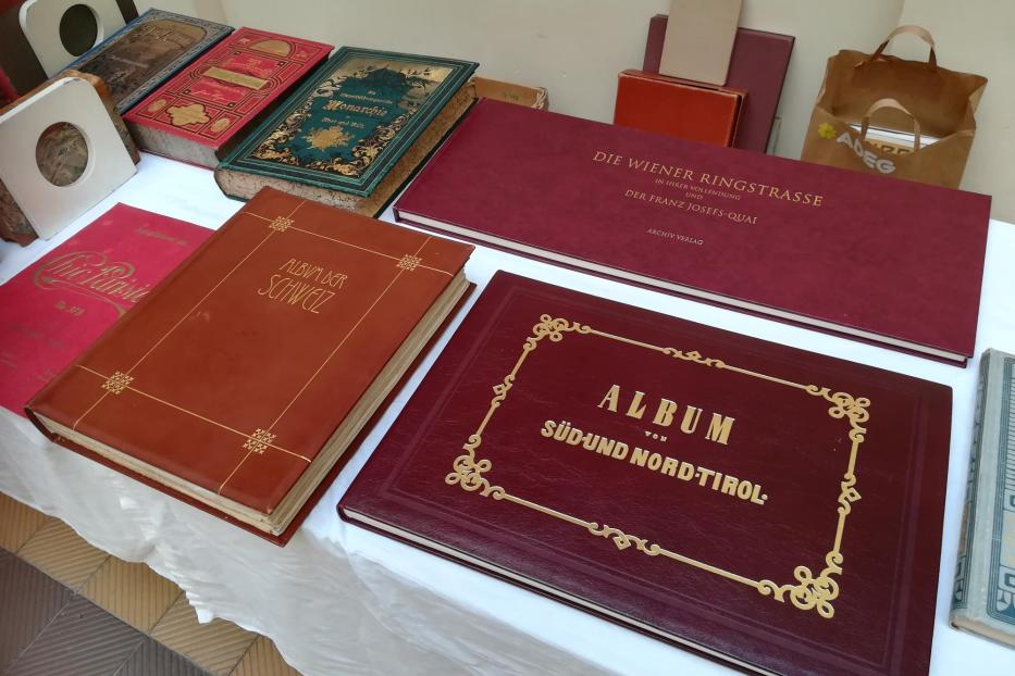 Mehrere alte Bücher, darunter ein Album der Schweiz und ein Album von Süd- und Nordtirol.