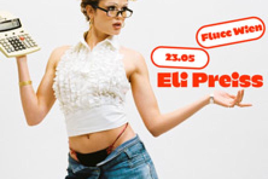 Eli Preiss posiert mit einem Taschenrechner vor einem weißen Hintergrund.