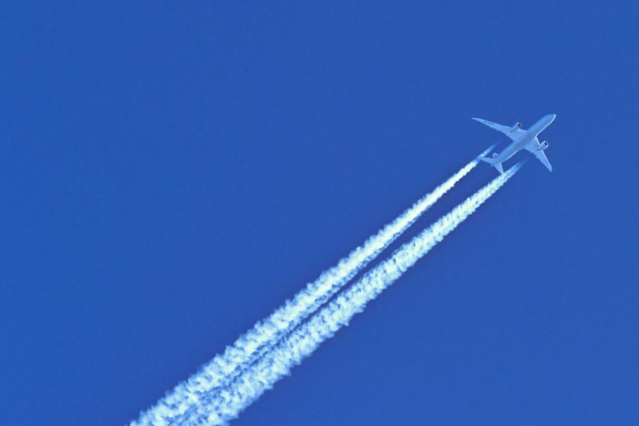 Flugzeug mit Kondensstreifen