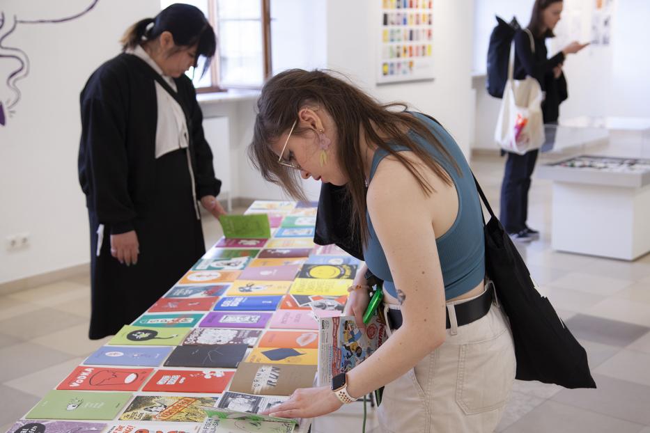 Besucherinnen bei einer Ausstellung.