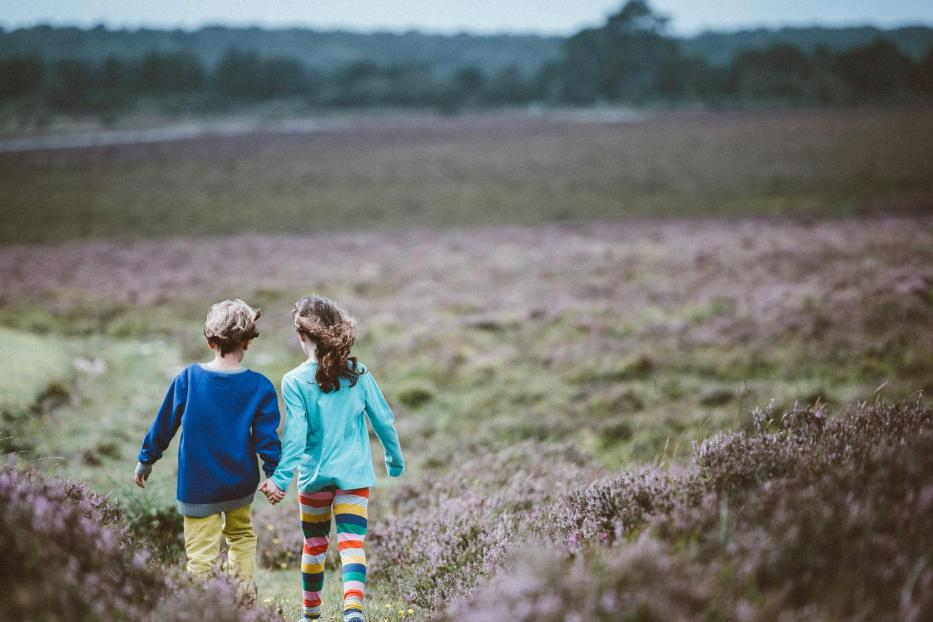 Zwei Kinder beim Spaziergang.