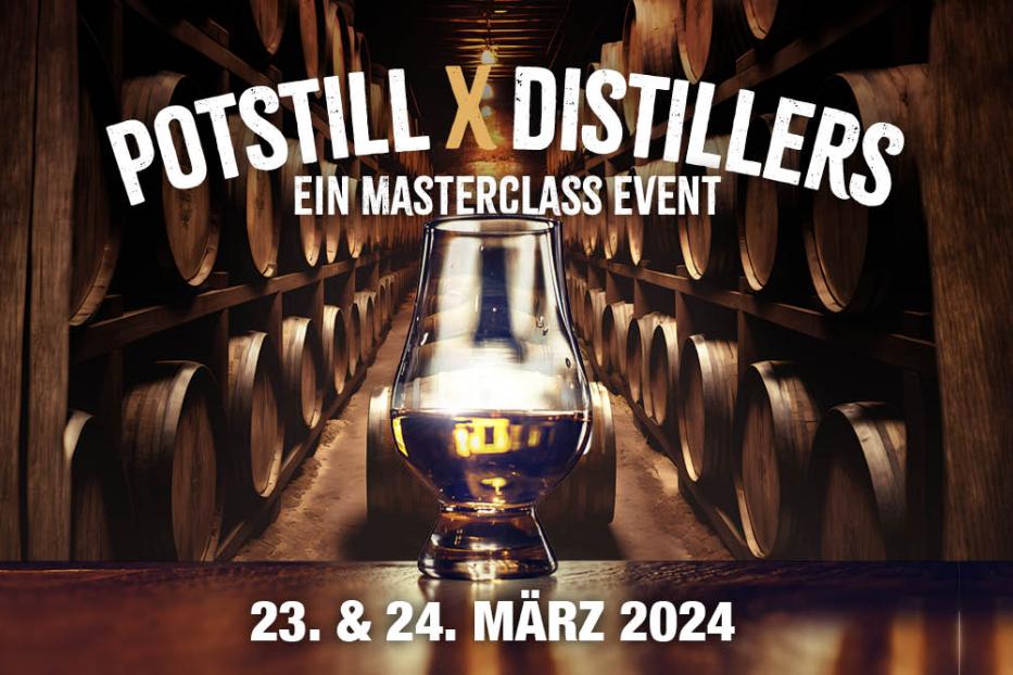 Ein Glas Whisky steht vor einem Lagerraum voller Fässer für das „Potstill X Distillers“-Event.