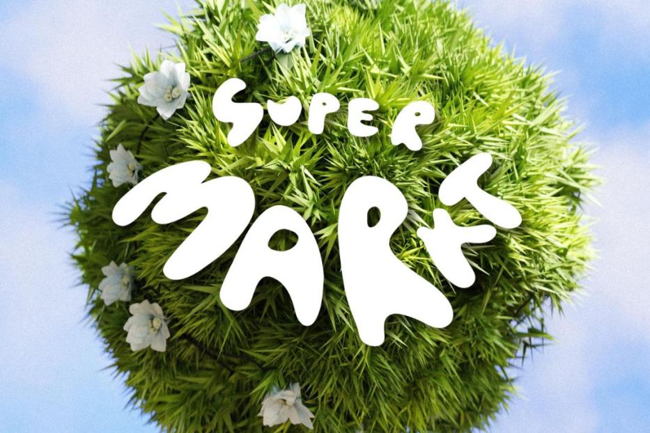 Ein grüner Ball mit weißen Blüten und der Aufschrift „Super Markt“ vor blauem Himmel.