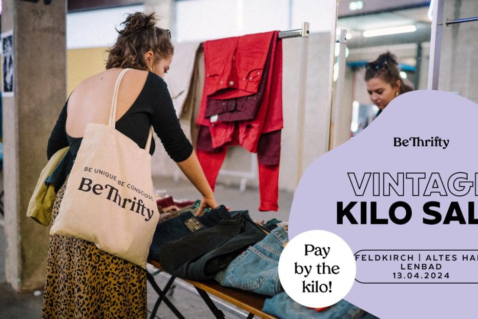 Eine Frau durchstöbert Vintage-Kleidung bei einem „BeThrifty“-Kilo-Sale in Feldkirch.