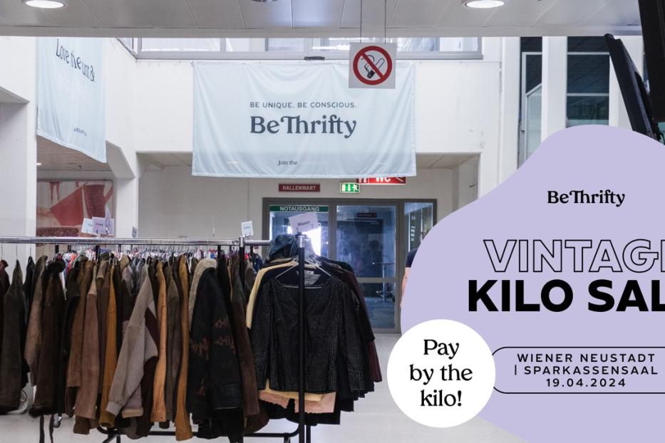Kleiderständer mit Vintage-Kleidung bei einem „BeThrifty“-Kilo-Sale in Wiener Neustadt am 19.04.2024.