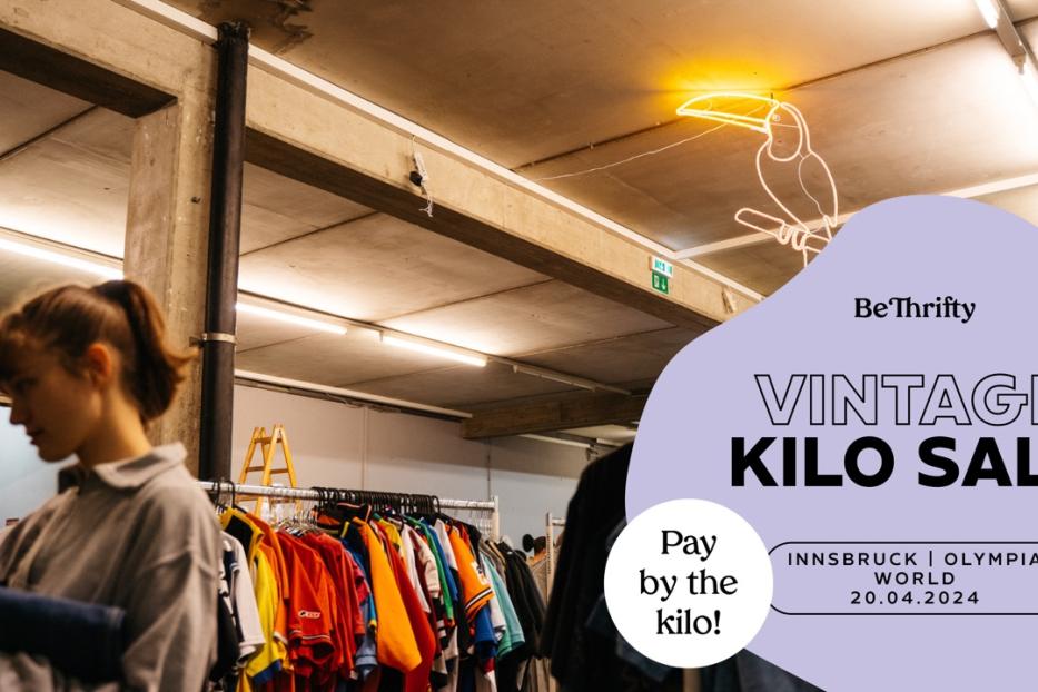 Eine junge Frau stöbert auf einem „BeThrifty“ Vintage Kilo Sale in Innsbruck.