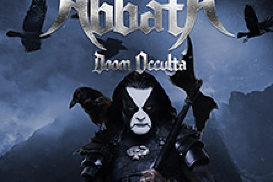 Ein Bandmitglied von Abbath mit Gesichtsbemalung und einem Raben auf der Schulter vor einer Bergkulisse.