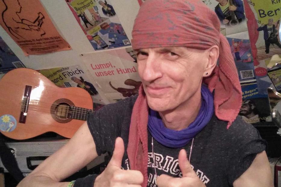 Der Kinderliedermacher Bernhard Fibich gibt zwei Daumen nach oben.