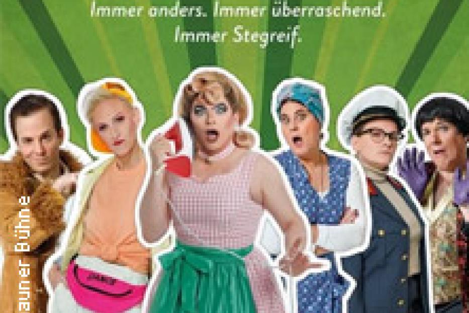 Eine Gruppe von Schauspieler:innen der Tschauner Bühne in verschiedenen Kostümen vor einem grünen Hintergrund.