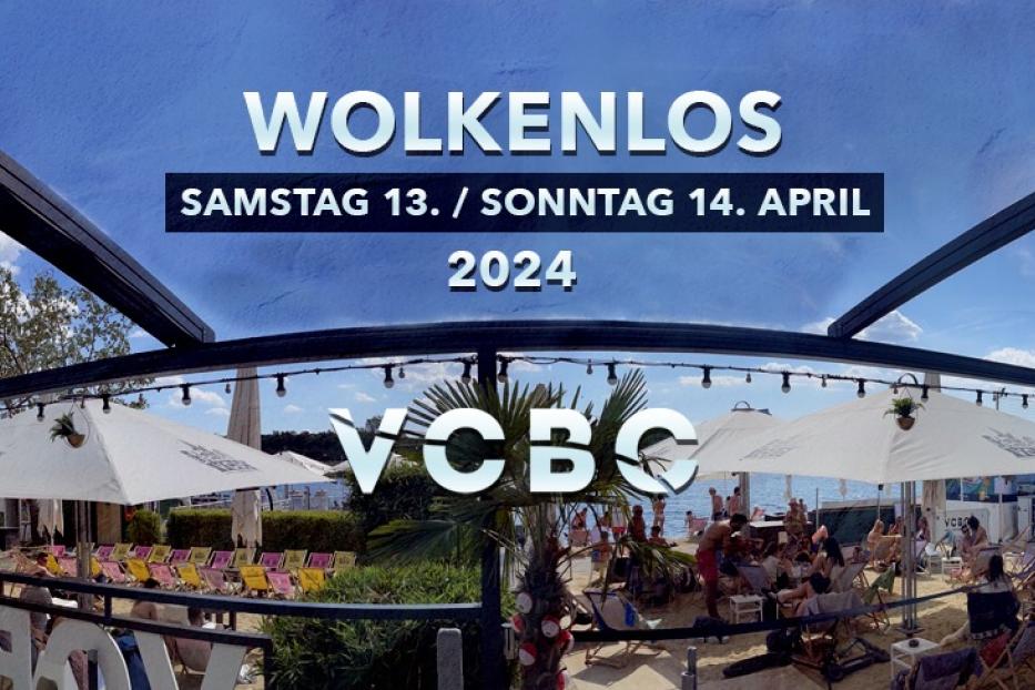 Eine Strandbar mit dem Schriftzug „VCBC“ unter blauem Himmel und der Ankündigung „Wolkenlos“ am 13. und 14. April 2024.