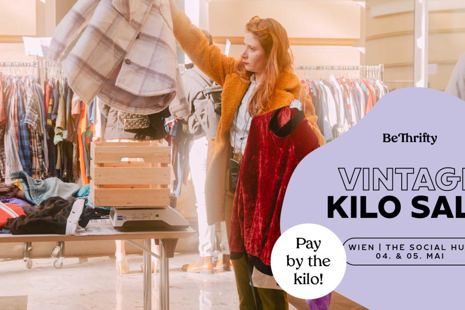 Eine Frau wählt Kleidung auf einem Vintage-Kilo-Sale von BeThrifty in Wien aus.