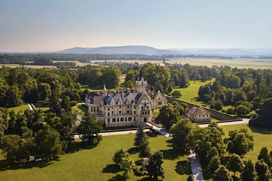 Luftaufnahme von Schloss Artstetten, eingebettet in eine grüne Landschaft.