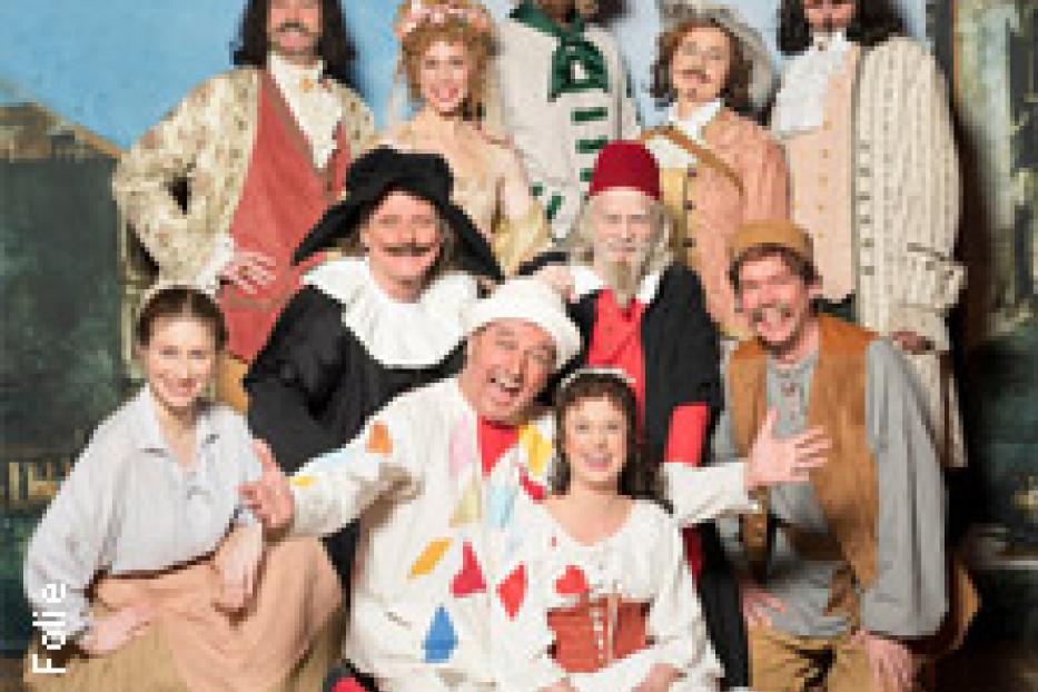 Eine Gruppe von Schauspielerinnen und Schauspielern in historischen Kostümen posiert für ein Gruppenfoto.