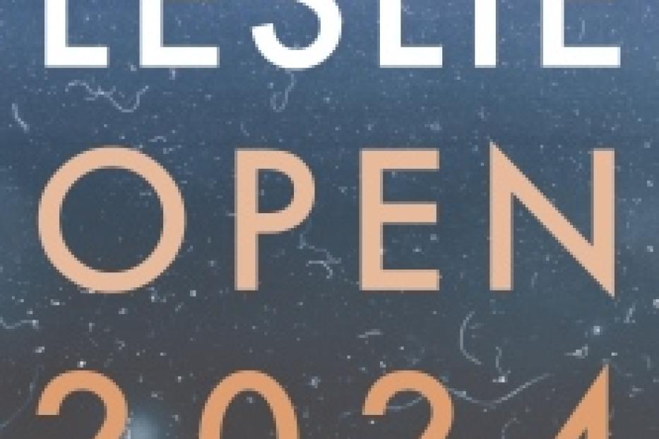 Das Wort „Leslie“ in Weiß über dem Wort „Open“ und der Zahl „2024“ in Orange auf einem blauen Hintergrund.