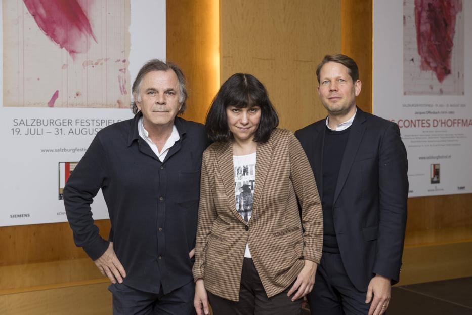 Archivbild (Dezember 2023) aus friedlicheren Tagen: Intendant Markus Hinterhäuser mit Schauspielchefin Marina Davydova, die gefeuert wurde, und Konzertchef Florian Wiegand, der das Festival freiwillig verlassen wird
