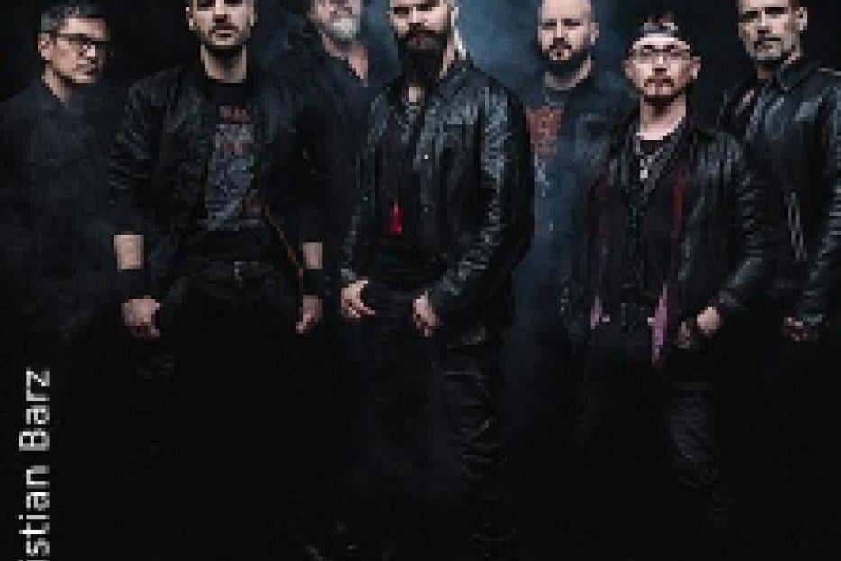 Die Band Orden Ogan posiert in dunkler Kleidung vor dunklem Hintergrund.