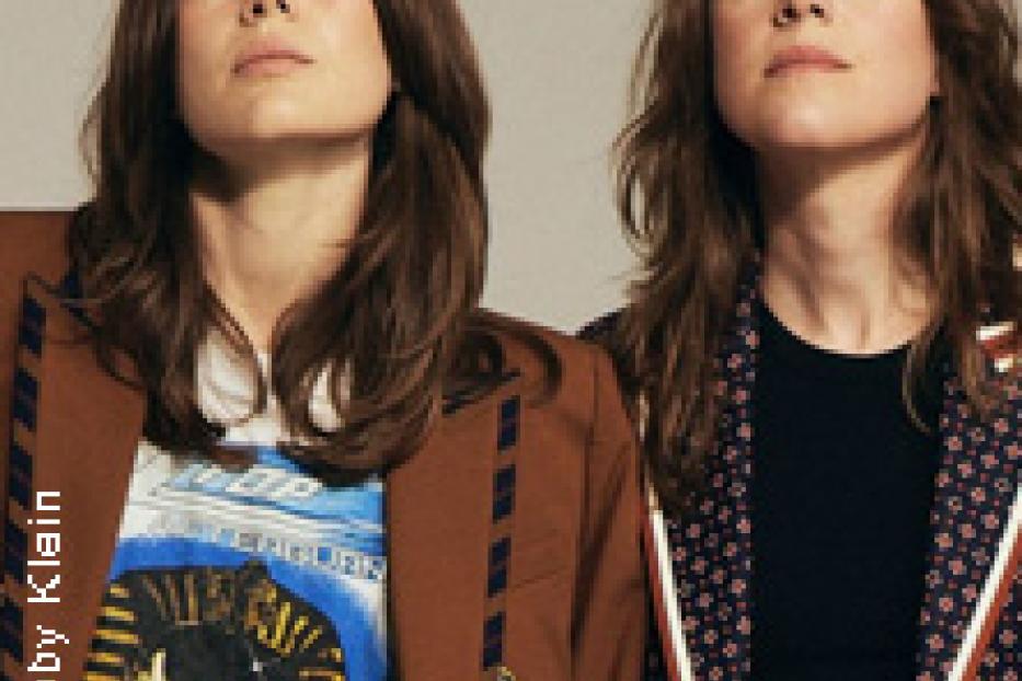 Die Schwestern Este und Danielle Haim posieren für ein Porträt.