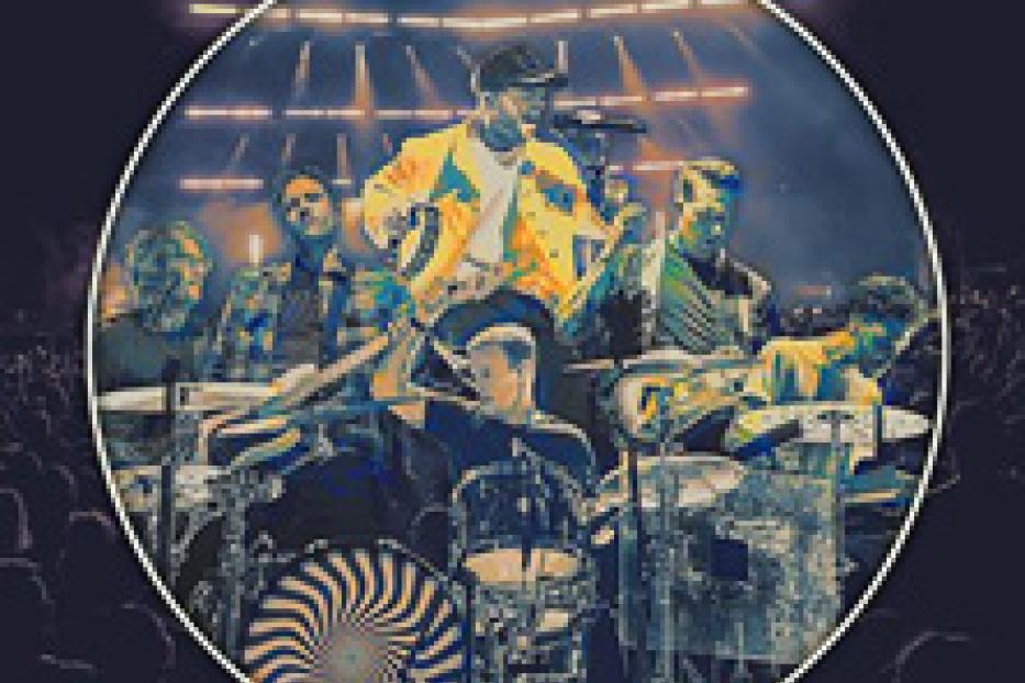 Die Band Twenty One Pilots tritt auf einer Bühne vor einem großen Publikum auf.