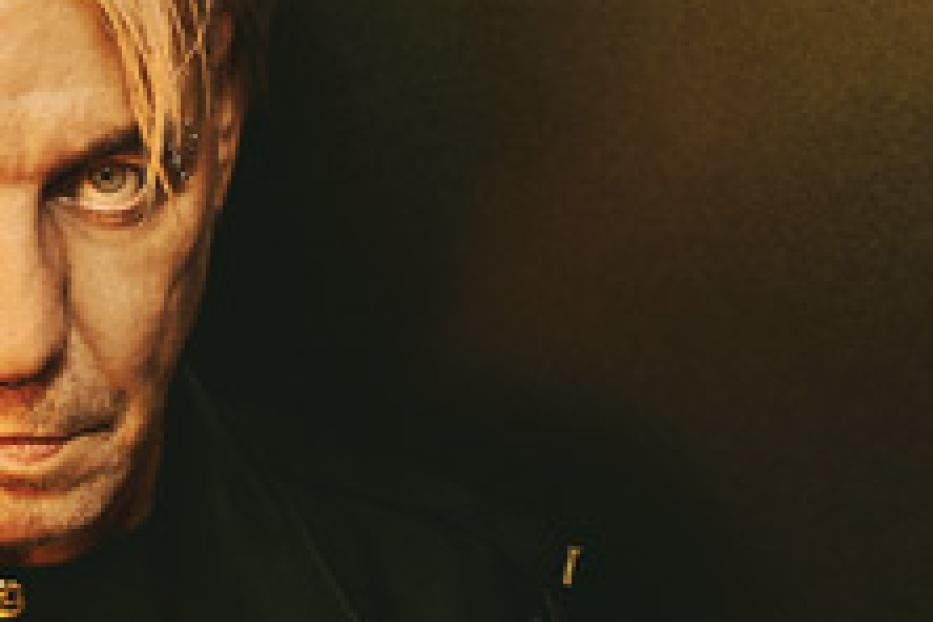 Nahaufnahme von Till Lindemann, dem Sänger der Band Rammstein.