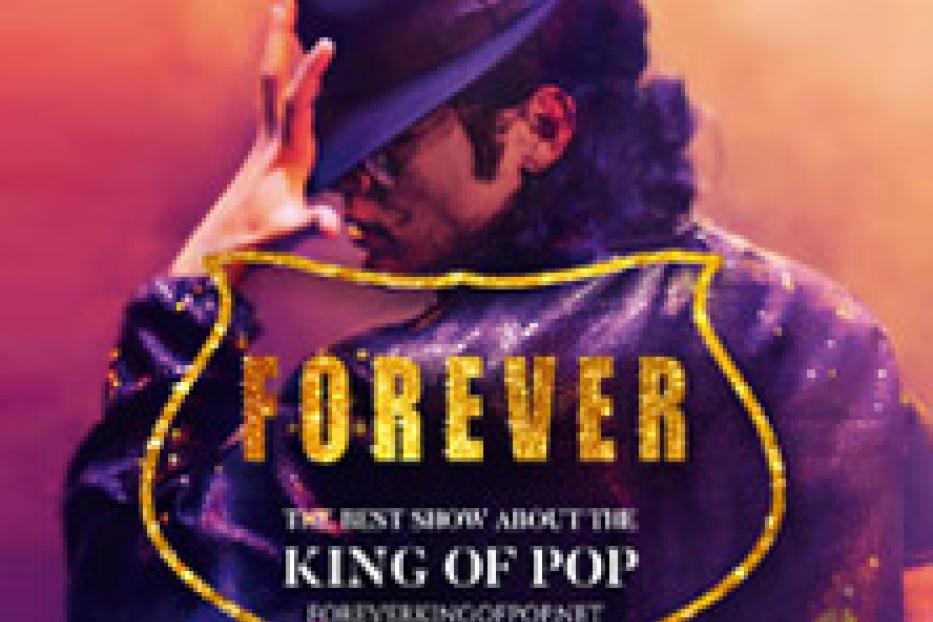 Ein Mann mit Hut und glitzernder Jacke posiert für die Show „Forever: The Best Show About the King of Pop“.