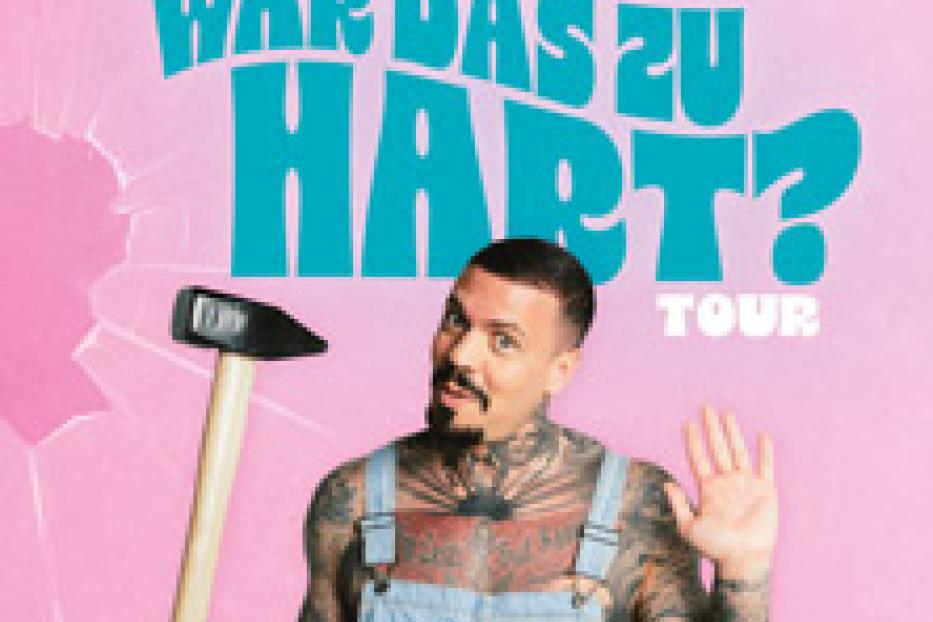 Ein tätowierter Mann in Latzhose hält einen Hammer vor einem rosafarbenen Hintergrund mit dem Schriftzug „EmmVee War Das Zu Hart? Tour“.