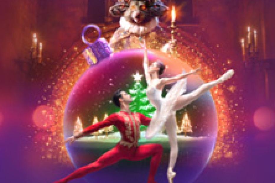 Ein Paar tanzt Ballett in einer Schneekugel vor einem weihnachtlichen Hintergrund.