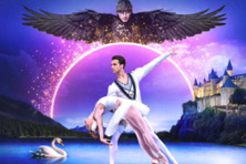 Ein Balletttänzerpaar tanzt vor einem See mit einem Schwan und einem Schloss im Hintergrund.