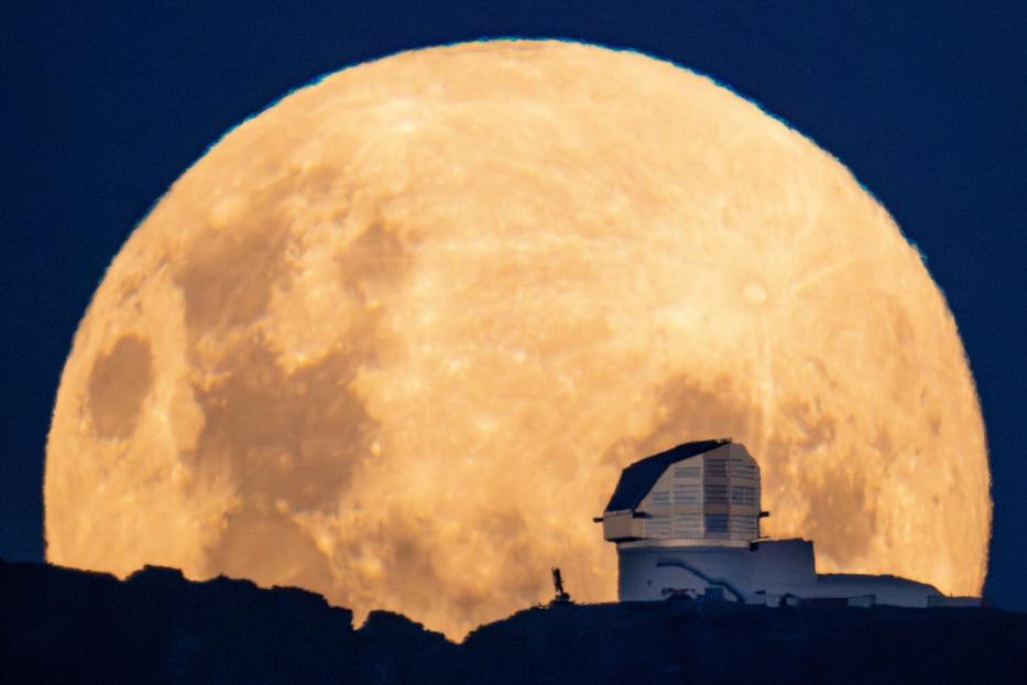 Vor allem private Unternehmen wollen heuer zum Erdtrabanten. Hier im Vordergrund das Vera Rubin Observatorium, deren Forschende endlich Planet Neun finden wollen.