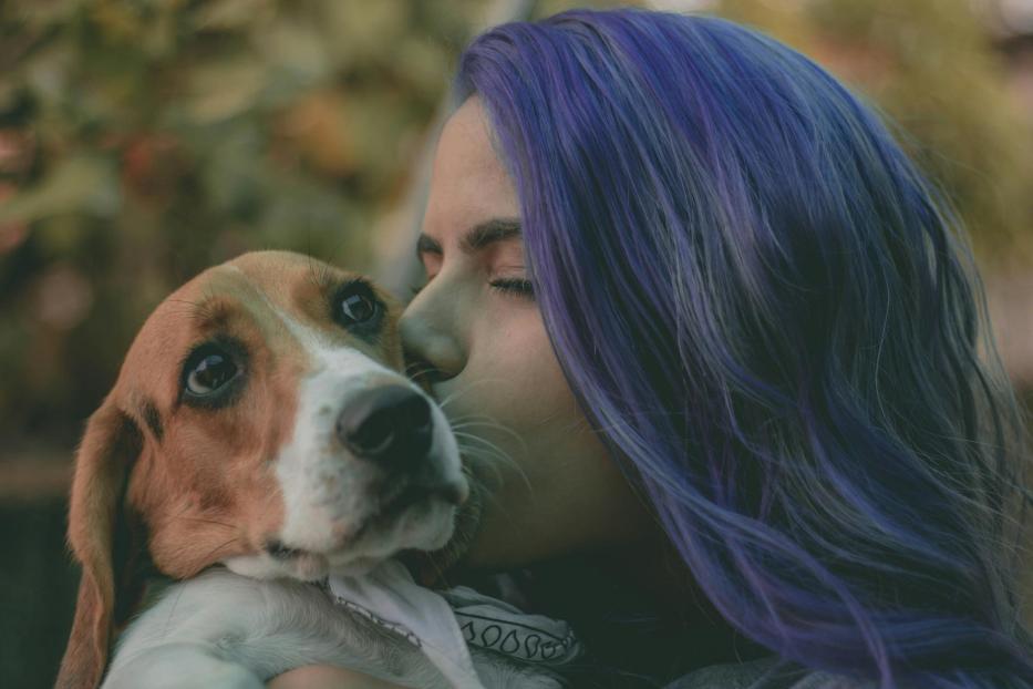 Ein Mädchen küsst ihren Hund