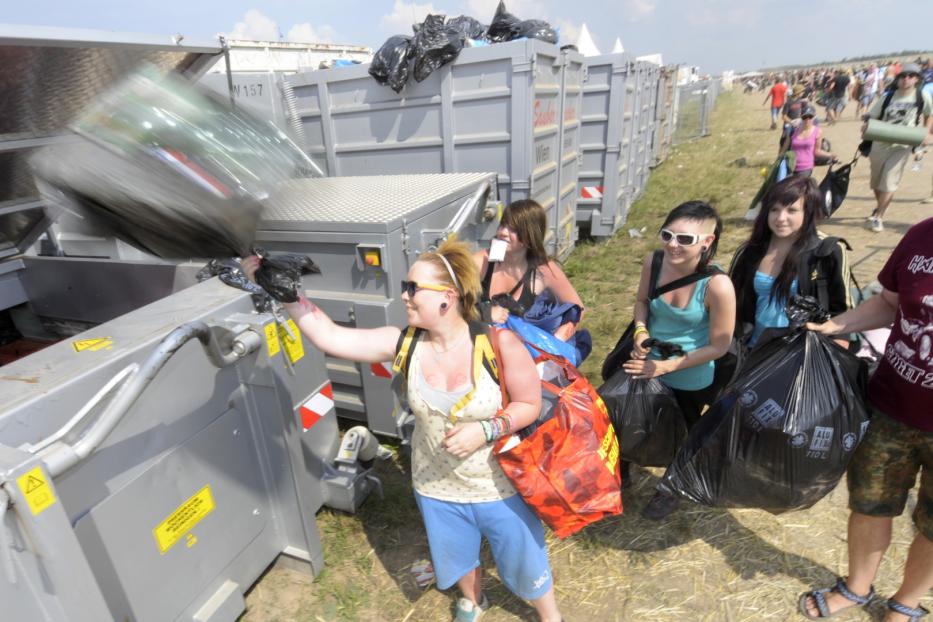 Bei einem Musikfestival fallt viel Müll an