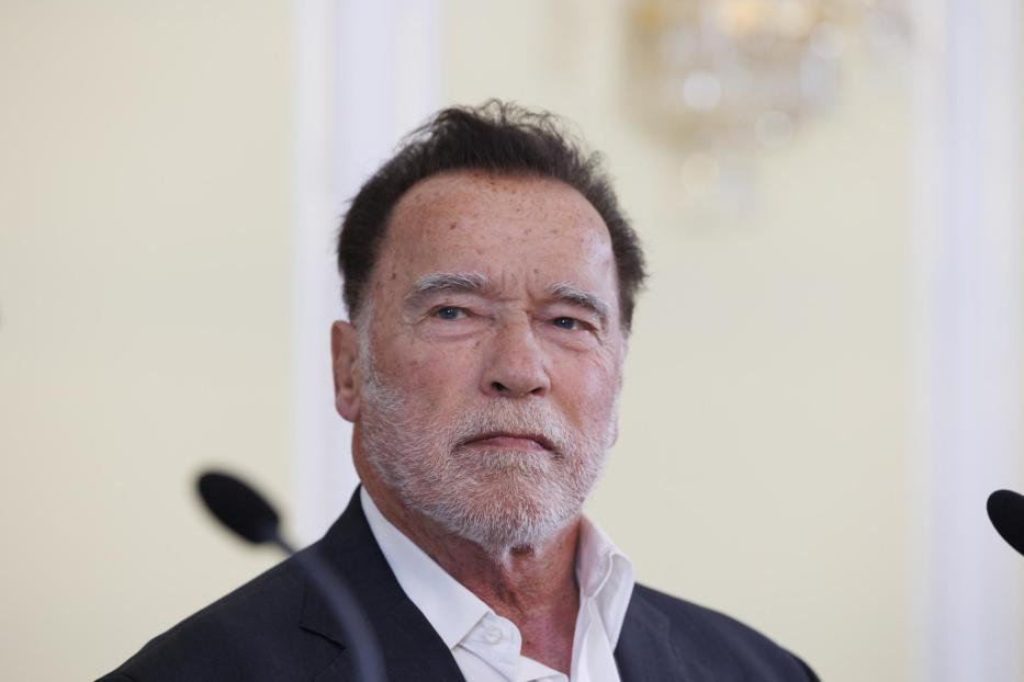 ARNOLD SCHWARZENEGGER UND LH CHRISTOPHER DREXLER PRÄSENTIEREN BÜSTE DES ALT-LH JOSEF KRAINER: SCHWARZENEGGER