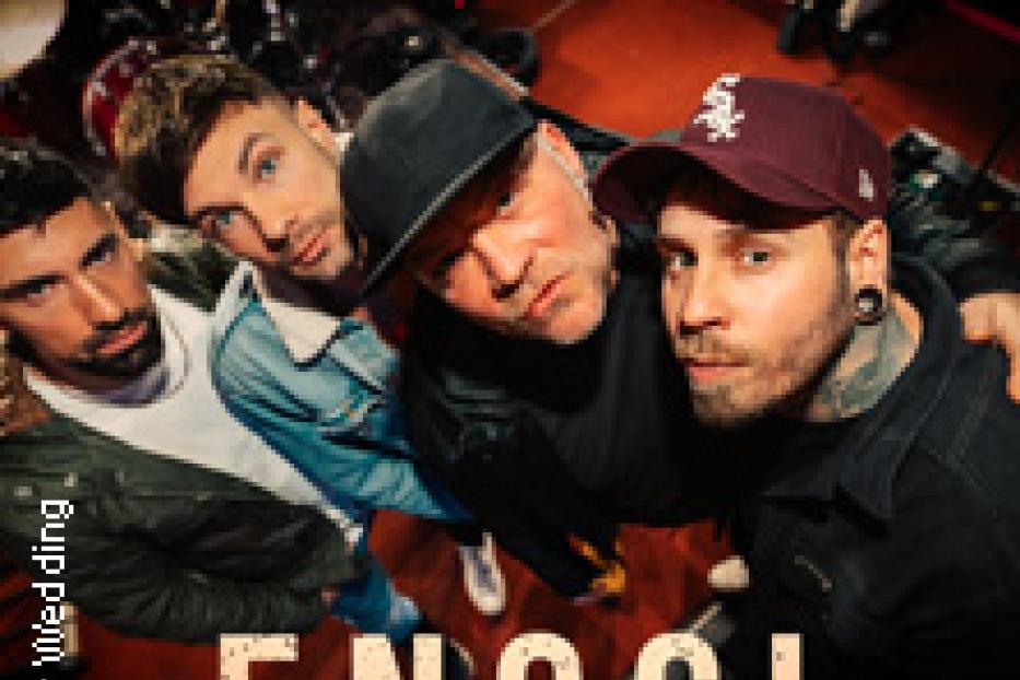 Die Band Engst posiert für ein Gruppenfoto vor ihrem Schlagzeug.