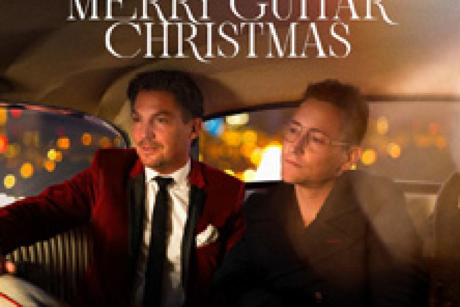 Das Cover des Albums „Merry Guitar Christmas“ von Café del Mundo zeigt zwei Männer im Auto.