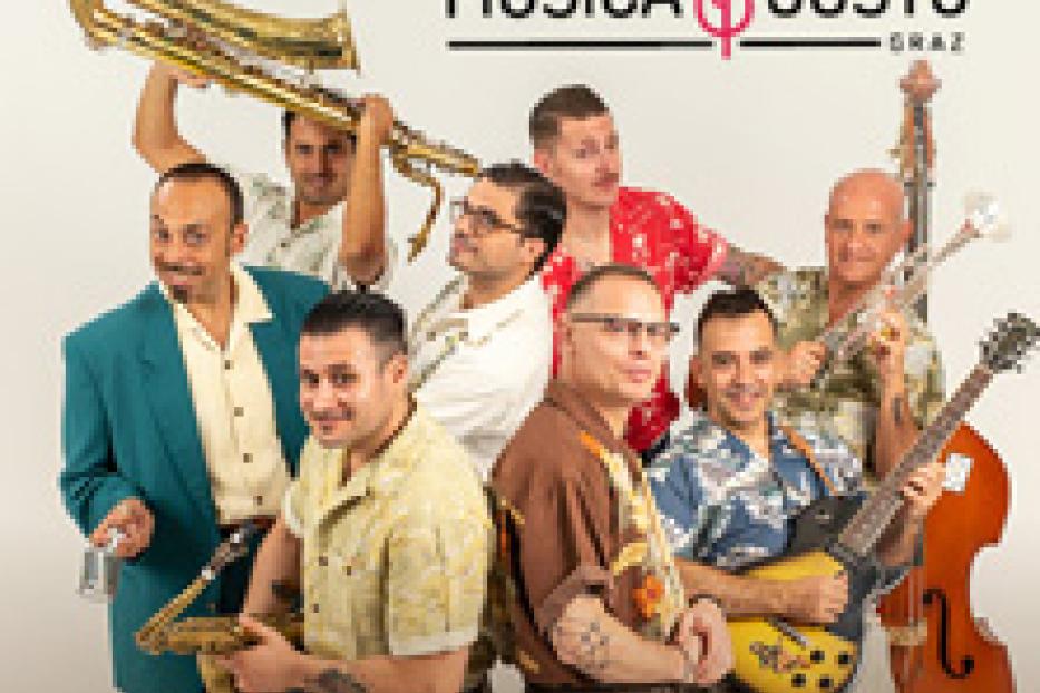 Die Band Musica e Gusto Graz posiert mit Instrumenten für ein Gruppenfoto.