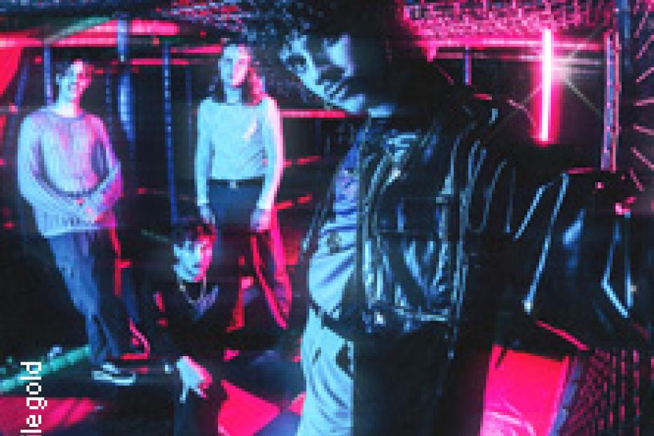 Eine Band posiert in einem Raum mit Neonbeleuchtung und einem Netz an der Decke.